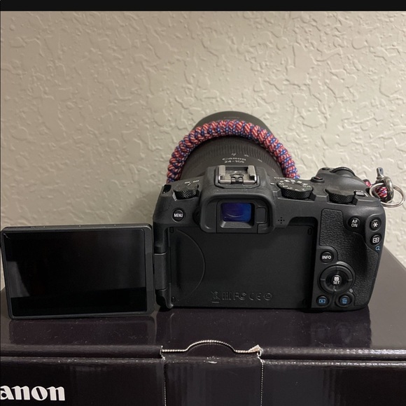 Canon EOS RP Full Frame Camera with lens - Picture 5 of 9